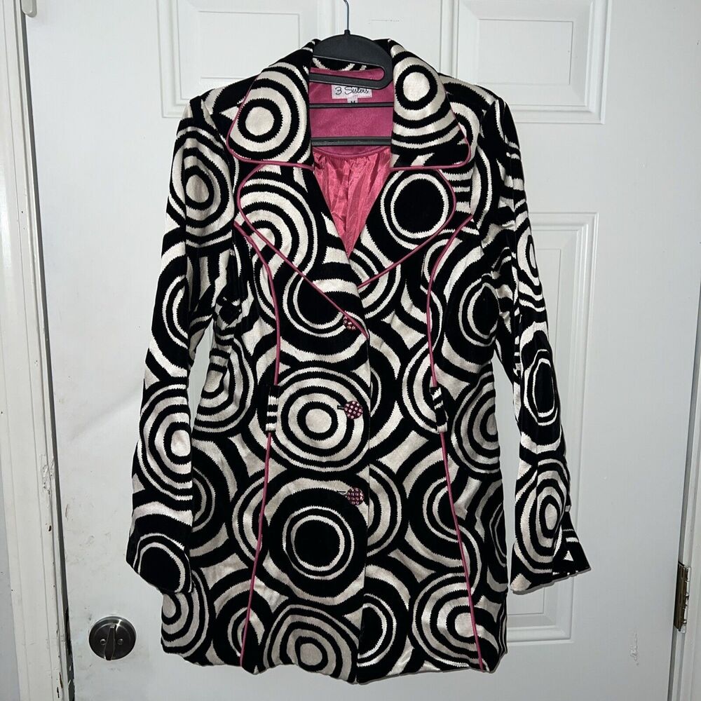 3 Sisters 
-Stylish Black and White Patterned Women's Coat
